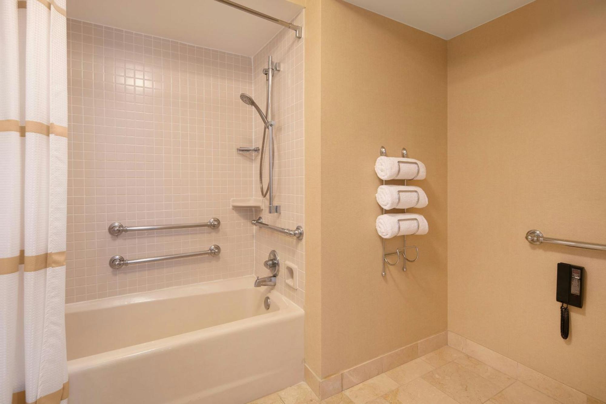 Newport Marriott Bayview Hotel 4*